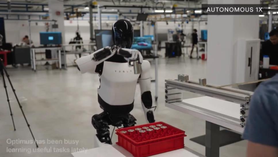 特斯拉Tesla第二代Optimus機器人展現精準電池插入能力