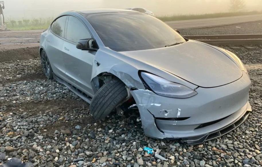 特斯拉FSD險釀事故：駕駛控訴系統未識別火車