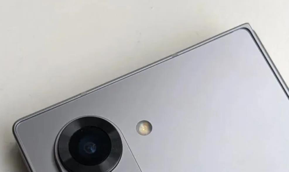 三星Galaxy Z Fold6真機疑似曝光：更寬更方正，相機島調整引關注