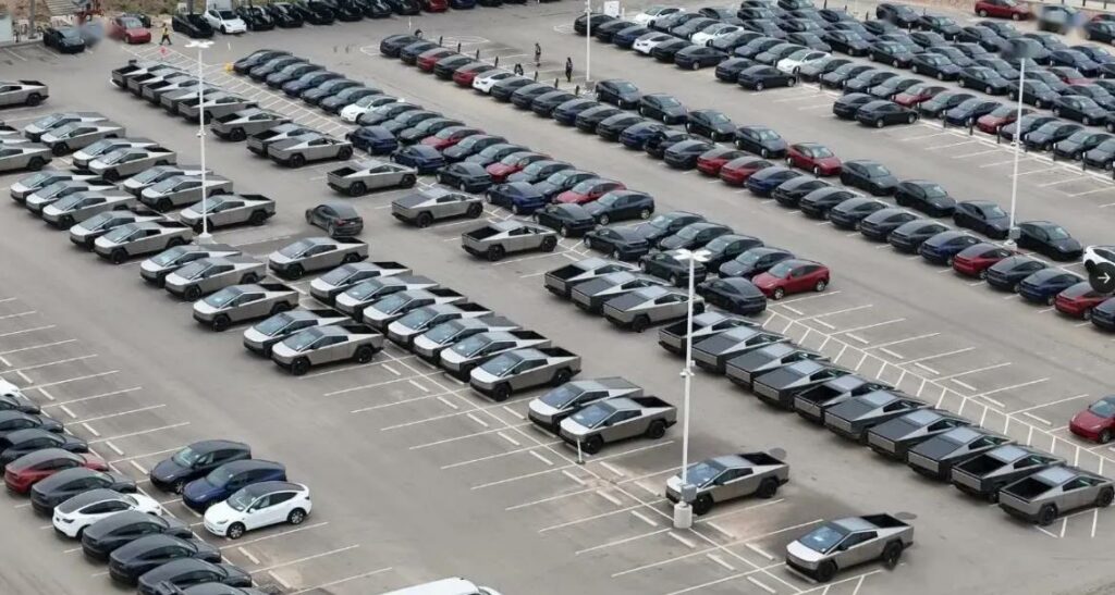 特斯拉麵臨庫存危機：產量超銷量，停車場堆滿新車