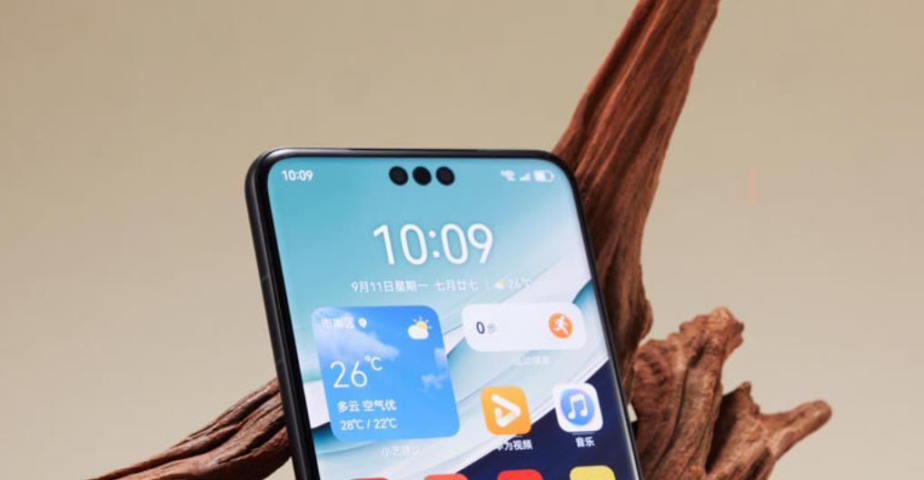 華為Mate 70 Pro外觀曝光：延續三孔設計，配備1/1.3吋超大底主攝