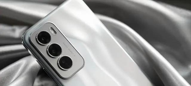 OPPO Reno12：以半價iPhone 15的價格，為你帶來超越蘋果的體驗！