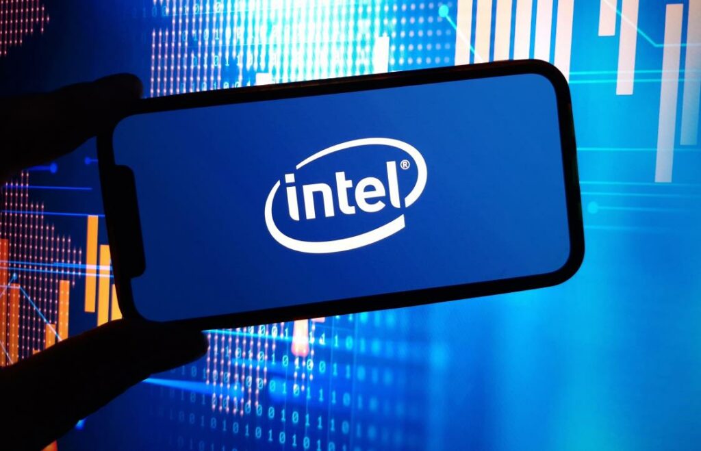 多家企業發表重要動態：英特爾酷睿 Ultra200處理器將至，金融業巨頭績效超預期