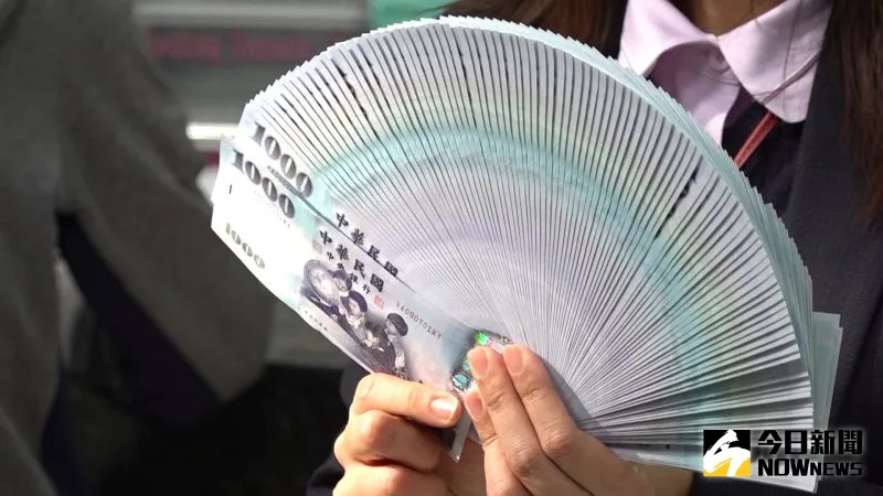 股市震盪錢放哪？銀行推出台幣活儲年息10%優惠方案