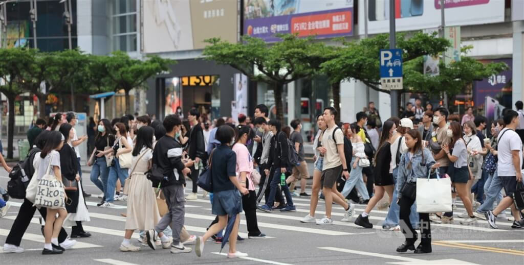 30歲以下族群去年平均所得創新高，月收入達4.5萬新台幣