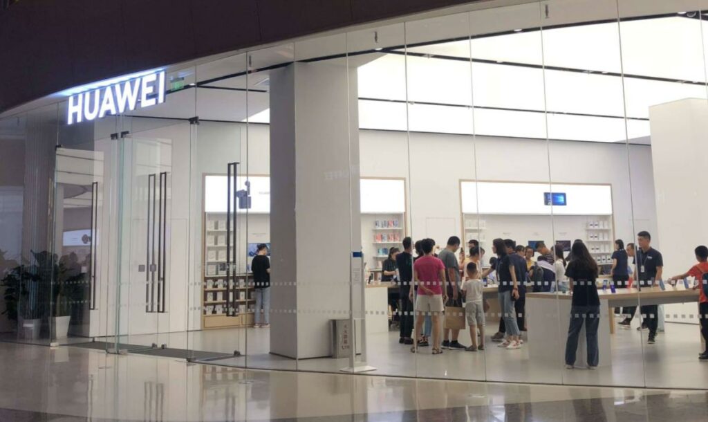 華為與蘋果線下旗艦店現況：華為Mate XT受熱捧，蘋果iPhone 16反應平淡