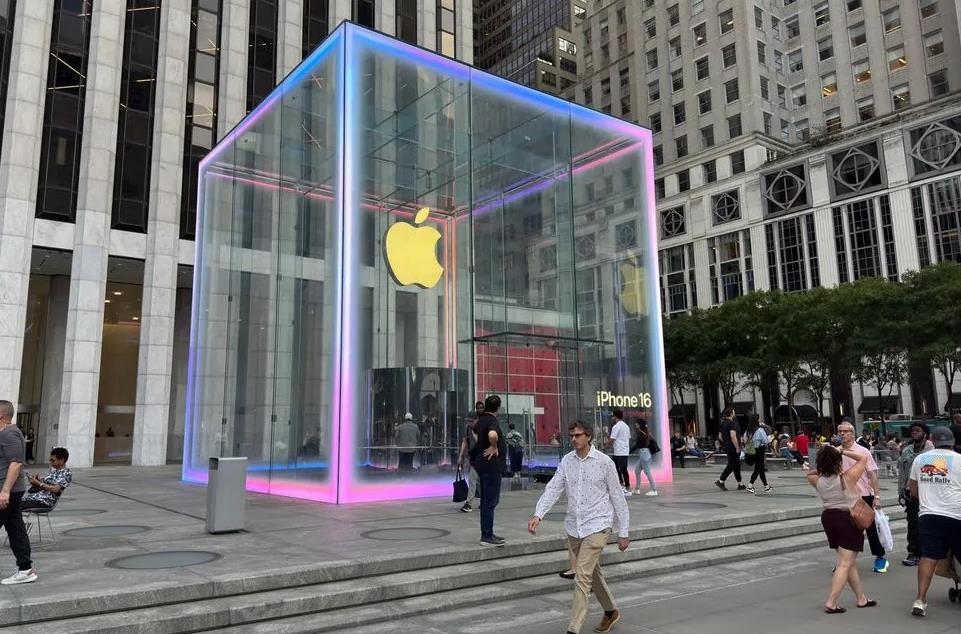 蘋果iPhone 16系列正式販售：第五大道Apple Store上演燈光秀，多排隊景象冷清