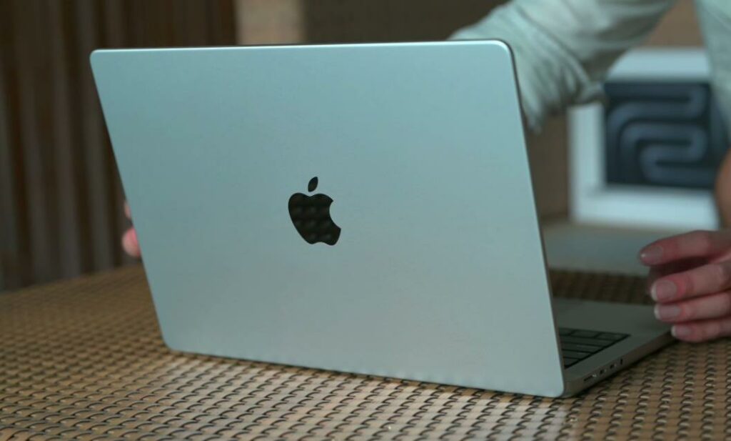 傳聞蘋果2026年或重塑MacBook Pro設計：引入OLED面板，機身更輕薄